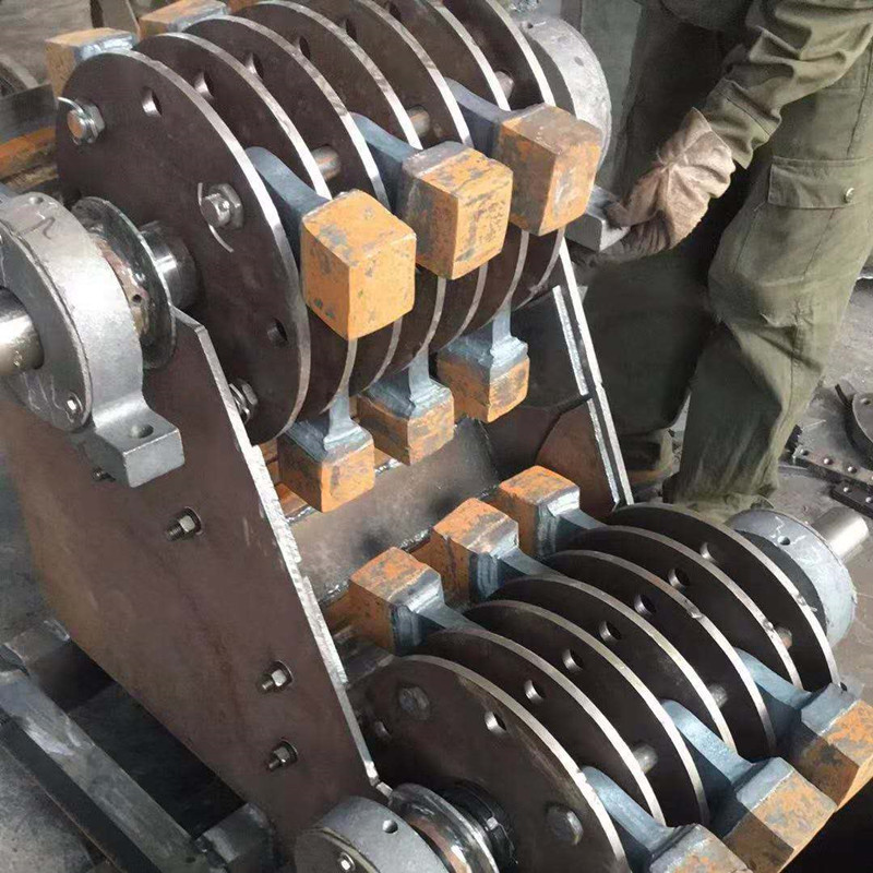 世博雙級破碎機細節(jié)圖，內(nèi)部結(jié)構(gòu)