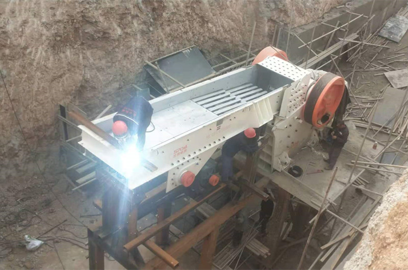 顎式破碎機、給料機安裝現(xiàn)場