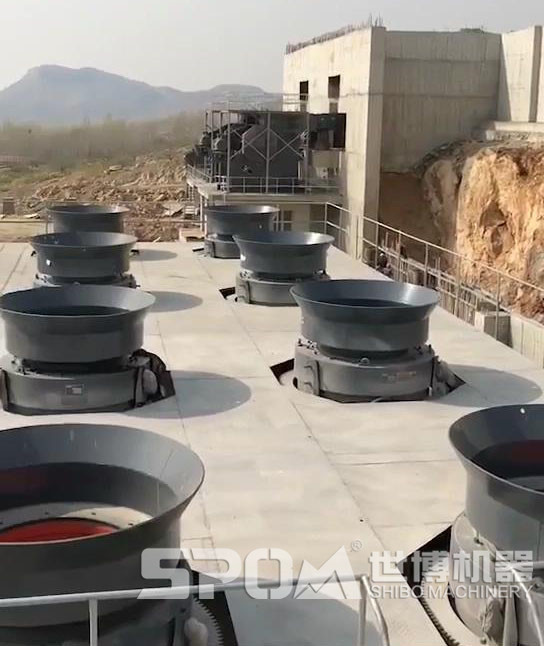八臺圓錐破碎機(jī)，大型圓錐破碎機(jī)生產(chǎn)現(xiàn)場圖