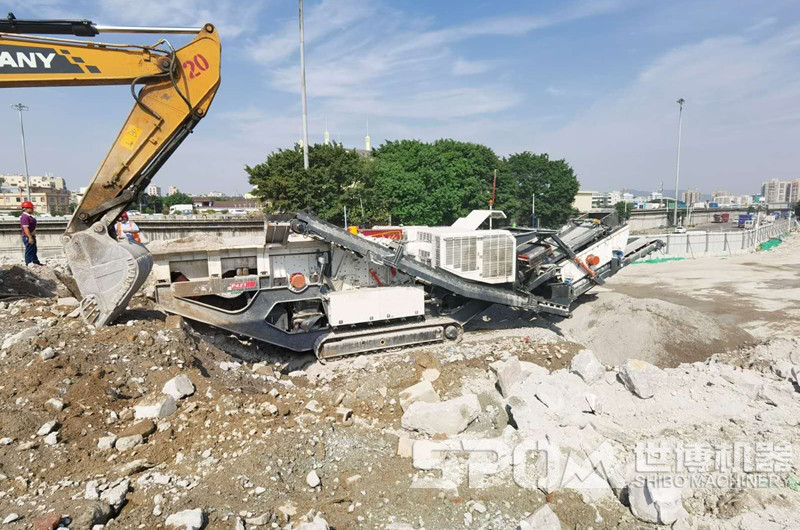 大型建筑廢料粉碎機，履帶式移動破碎站粉碎建筑垃圾現(xiàn)場圖