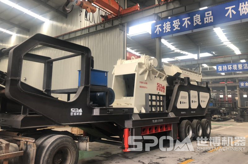 大型石頭破碎機生產(chǎn)車間，圖為一臺大型移動破碎機半成品