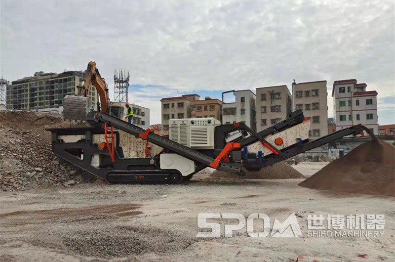 履帶移動(dòng)破碎站加工建筑垃圾現(xiàn)場
